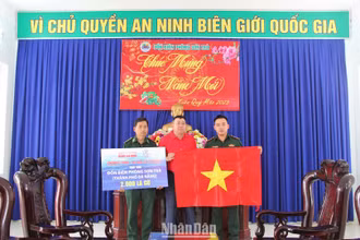 Nhà báo Đặng Hoàng Dũng, Trưởng Văn phòng đại diện Báo Người Lao động khu vực miền trung trao tặng cờ Tổ quốc cho Đồn Biên phòng Sơn Trà.