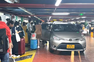 Hành khách ở Sân bay Tân Sơn Nhất thường xuyên bị ép giá cước, chờ đợi đón xe ta-xi, xe công nghệ vào dịp cao điểm đi lại, dịp lễ, Tết.