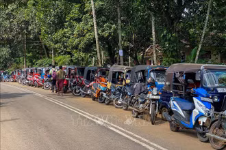 Các phương tiện xếp hàng chờ bơm xăng tại Pugoda, Sri Lanka, ngày 23/6/2022. (Ảnh: AFP/TTXVN)
