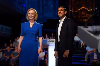 Hai ứng cử viên Rishi Sunak và Liz Truss trước khi tham gia cuộc tranh luận trên truyền hình, ngày 25/7/2022. (Ảnh: Reuters)