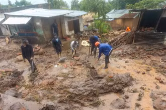 Lực lượng cứu hộ dọn bùn sau bão Freddy tại Blantyre, Malawi. (Ảnh: THX/TTXVN)