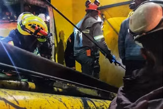 Lính cứu hỏa nỗ lực giải cứu các thợ mỏ sau vụ nổ ngày 15/3/2023. (Nguồn: AFP)