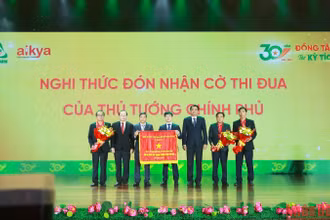 Phó Chủ tịch Ủy ban nhân dân tỉnh Trà Vinh Nguyễn Quỳnh Thiện, (thứ ba bên phải), thừa ủy quyền của Thủ tướng Chính phủ, trao Cờ Thi đua xuất sắc năm 2021 cho tập thể Công ty cổ phần Dược phẩm Trà Vinh.