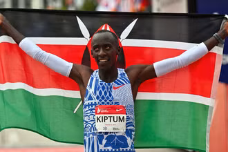 Kelvin Kiptum ăn mừng sau khi lập kỷ lục thế giới mới với thời gian 2:00:35 tại giải marathon Chicago 2023, ngày 8/10/2023. (Ảnh: USA TODAY Sports/Reuters) 