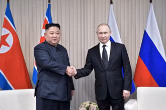 Tổng thống Nga Vladimir Putin (phải) và nhà lãnh đạo Triều Tiên Kim Jong Un tại cuộc gặp ở Vladivostok, Nga, ngày 25/4/2019. (Ảnh: AFP/TTXVN)