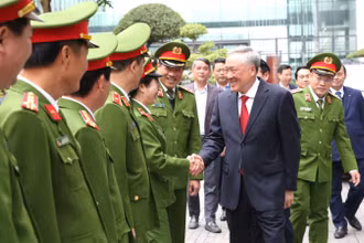 Phó Thủ tướng Thường trực Nguyễn Hòa Bình thăm, chúc Tết cán bộ, chiến sĩ Cục Cảnh sát phòng, chống tội phạm về môi trường. (Ảnh: ĐÌNH HẢI)