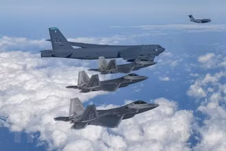 Máy bay ném bom chiến lược B-52 và máy bay chiến đấu tàng hình F-22 cùng máy bay C-17 tham gia cuộc tập trận phối hợp trên không giữa quân đội Hàn Quốc và Mỹ, ngày 20/12/2022. (Ảnh: YONHAP/TTXVN)
