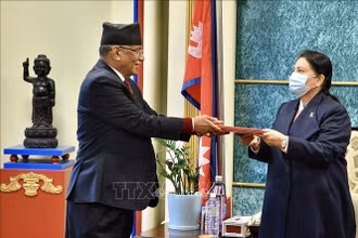 Ông Pushpa Kamal Dahal (trái) trình Tổng thống Nepal Bidya Devi Bhandari văn kiện xác nhận sự ủng hộ của đa số nghị sĩ Quốc hội đối với ông trên cương vị Thủ tướng, tại Kathmandu, ngày 25/12/2022. (Ảnh: AFP/TTXVN)