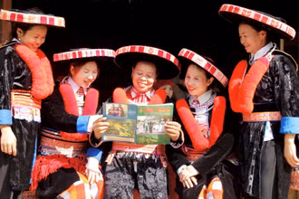 Tăng cường tuyên truyền để người dân thấy được lợi ích của dịch vụ công trực tuyến là một trong những giải pháp để nâng cao nhận thức và tăng khả năng tiếp cận các dịch vụ này cho người dân, trong đó có người dân tộc thiểu số. (Ảnh: baocaobang.vn)
