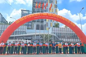 Các đại biểu cắt băng khánh thành bệnh viện. Ảnh: (QUANG HUY/SGGP)