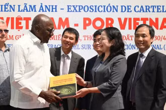 Phó Chủ tịch nước Võ Thị Ánh Xuân tặng sách Phó Chủ tịch nước Cuba Salvador Valdes Mesa. (Ảnh: Chi Mai)