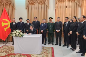Đồng chí Nguyễn Thanh Nghị ghi sổ tang. 