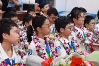 Học sinh Việt Nam trong Đội tuyển tham dự Olympic Toán và Khoa học quốc tế IMSO năm 2024. (Ảnh: Sở GDĐT Hà Nội)