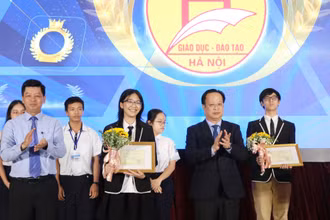 Lãnh đạo Sở Giáo dục và Đào tạo Hà Nội và học sinh trong đội tuyển IJSO năm 2024 (Ảnh: Sở Giáo dục và Đào tạo Hà Nội)