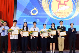 6 thành viên Đội tuyển học sinh tham dự Olympic Khoa học trẻ quốc tế năm 2024 (giữa ảnh) cùng lãnh đạo Sở Giáo dục và Đào tạo Hà Nội 
