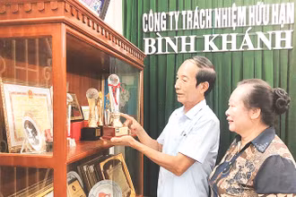 Công ty TNHH Bình Khánh, ông Nguyễn Thanh Bình và bà Phạm Thị Khánh được tặng thưởng nhiều danh hiệu, cúp, bằng khen, giấy khen.