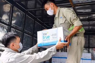 Ngay sau Lễ phát động của Ủy ban Trung ương Mặt trận Tổ quốc Việt Nam, những chuyến xe đầy ắp những chai nước tinh khiết TH true WATER đã lên đường đến với bà con vùng lũ.