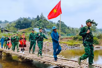 Cán bộ, chiến sĩ Đồn Biên phòng Na Cô Sa phối hợp tổ tự quản tuần tra đường biên, cột mốc.
