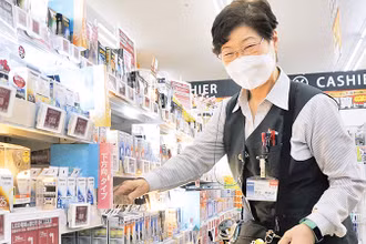 Bà Emiko Kumagai, 80 tuổi làm việc tại cửa hàng đồ điện tử Nojima Co tại Kawaguchi, tỉnh Saitana. Ảnh: KYODO