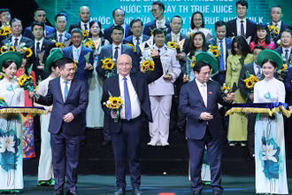 Ông Ngô Minh Hải, Chủ tịch Hội đồng Quản trị Tập đoàn TH nhận biểu trưng Thương hiệu quốc gia năm 2024.