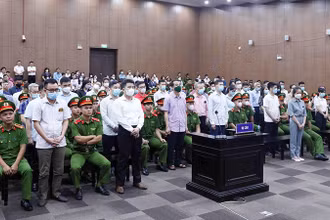 Các bị cáo tại phiên tòa xét xử sơ thẩm vụ “chuyến bay giải cứu”. Ảnh | PHẠM KIÊN