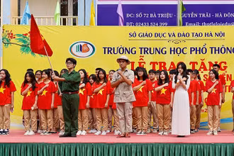 Học sinh Trường THPT Lê Lợi (Hà Nội) hát Quốc ca tại Lễ trao tặng 1.500 lá cờ Tổ quốc gửi các chiến sĩ biển đảo Trường Sa và thi hát Quốc ca. 