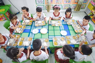 Dinh dưỡng hợp lý trong bữa ăn học đường góp phần giúp trẻ phát triển toàn diện cả về thể chất và tinh thần.