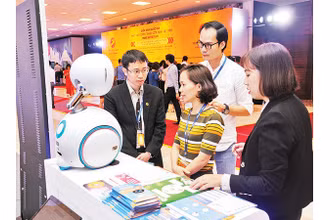 Khách tham quan sản phẩm Robots tại triển lãm trong khuôn khổ Diễn đàn Quốc gia phát triển doanh nghiệp công nghệ Việt Nam. Ảnh | ĐỨC ANH