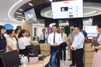 Bộ trưởng Thông tin và Truyền thông thăm tòa soạn hội tụ của Báo Nhân Dân