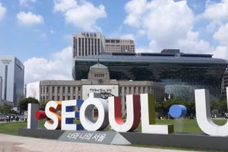 Tòa thị chính Seoul nhìn từ quảng trường Seoul. (Ảnh: Yonhap)