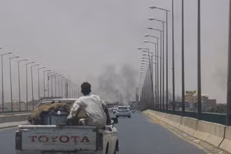 Khói bốc lên từ Omdurman khi xảy ra đụng độ giữa quân đội và RSF, ngày 15/4/2023. (Ảnh: Reuters)