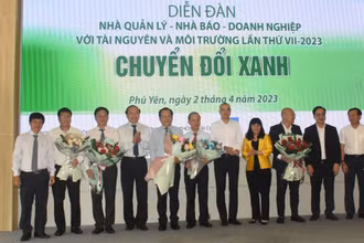 Lãnh đạo tỉnh Phú Yên và Bộ Tài nguyên và Môi trường tặng hoa cho Ban Chủ nhiệm Câu lạc bộ Báo chí phát triển xanh hướng đến Net Zero.