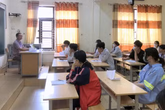 Các thí sinh được nghe phổ biến các quy chế, quy định của kỳ thi tốt nghiệp Trung học phổ thông trong chiều 27/6.
