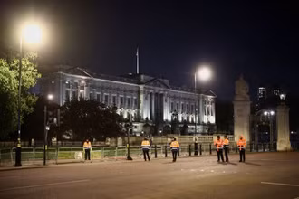 Lực lượng an ninh bảo vệ Cung điện Buckingham trong đêm 2/5. (Ảnh: Reuters)