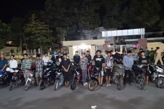 Nhóm thanh thiếu niên tham gia đua xe trái phép bị bắt.