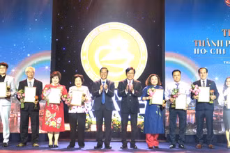 Lãnh đạo Thành phố trao giải thưởng cho các doanh nghiệp đoạt Giải Thương hiệu Vàng năm 2022.