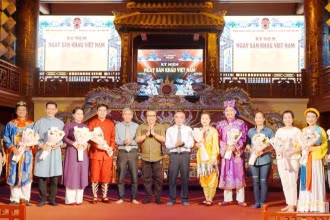 Lãnh đạo Trung tâm Bảo tồn di tích cố đô Huế và Hội nghệ sĩ Sân khấu Thừa Thiên Huế tặng hoa chúc mừng các nghệ sĩ đoạt giải cao trong các cuộc thi năm 2023. (Ảnh: LM)