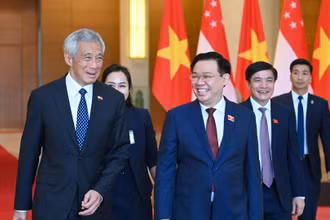 Chủ tịch Quốc hội Vương Đình Huệ hội kiến Thủ tướng Singapore Lý Hiển Long