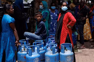 Người dân xếp hàng để mua gas tại Colombo, Sri Lanka, ngày 23/5/2022. (Ảnh: Reuters)