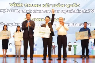 Thí sinh Phạm Việt Cường (ở giữa) nhận giải nhất chung cuộc. 