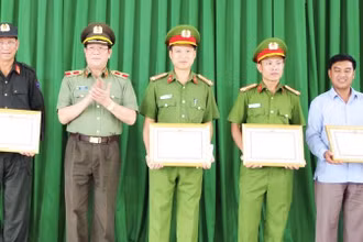 Thiếu tướng Lê Vinh Quy, Giám đốc Công an tỉnh Đắk Lắk trao tặng Giấy khen cho các tập thể, cá nhân. (Ảnh: Công an cung cấp)