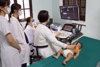 Bác sĩ Bệnh viện E siêu âm kiểm tra nhịp tim cho trẻ.