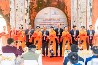 Các đại biểu, khách mời cắt băng khánh thành triển lãm.