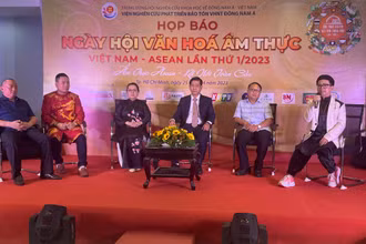 Ban tổ chức trao đổi thông tin về Ngày hội.