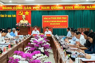 Quang cảnh buổi làm việc