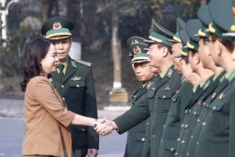 Quyền Chủ tịch nước Võ Thị Ánh Xuân đến thăm, động viên cán bộ, chiến sĩ, học viên Học viện Biên phòng. (Ảnh: TTXVN)