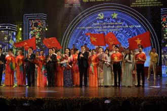 “Mãi mãi niềm tin theo Đảng” là chương trình nghệ thuật được dàn dựng quy mô, trang trọng.