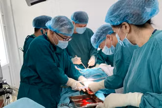 Các y, bác sĩ cấp cứu cho bệnh nhân L.Q.D.