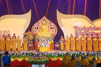 Nghi thức tâm linh kính mừng Đại lễ Phật đản tại Ninh Bình. (Ảnh: Lê Hồng)