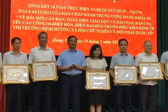 Lãnh đạo tỉnh Hưng Yên tặng bằng khen cho tập thể và cá nhân có thành tích xuất sắc trong thực hiện Nghị quyết số 29 của Ban Chấp hành Trung ương khóa XI.